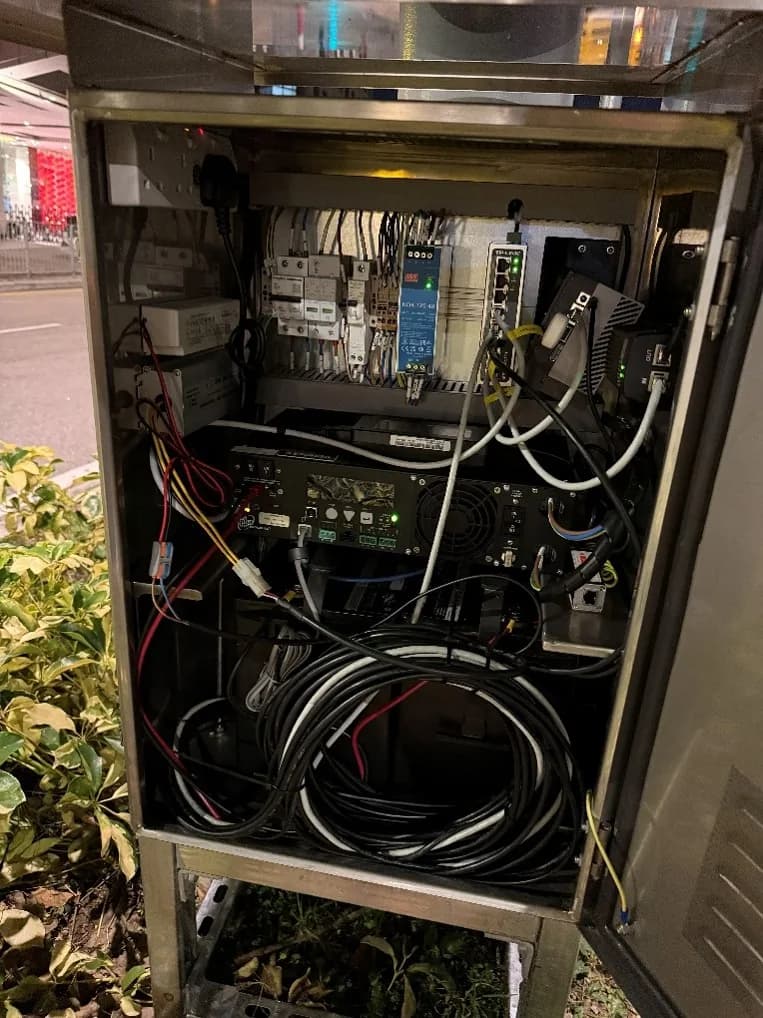 V2X 控制櫃內的邊緣電腦、網絡設備及接線