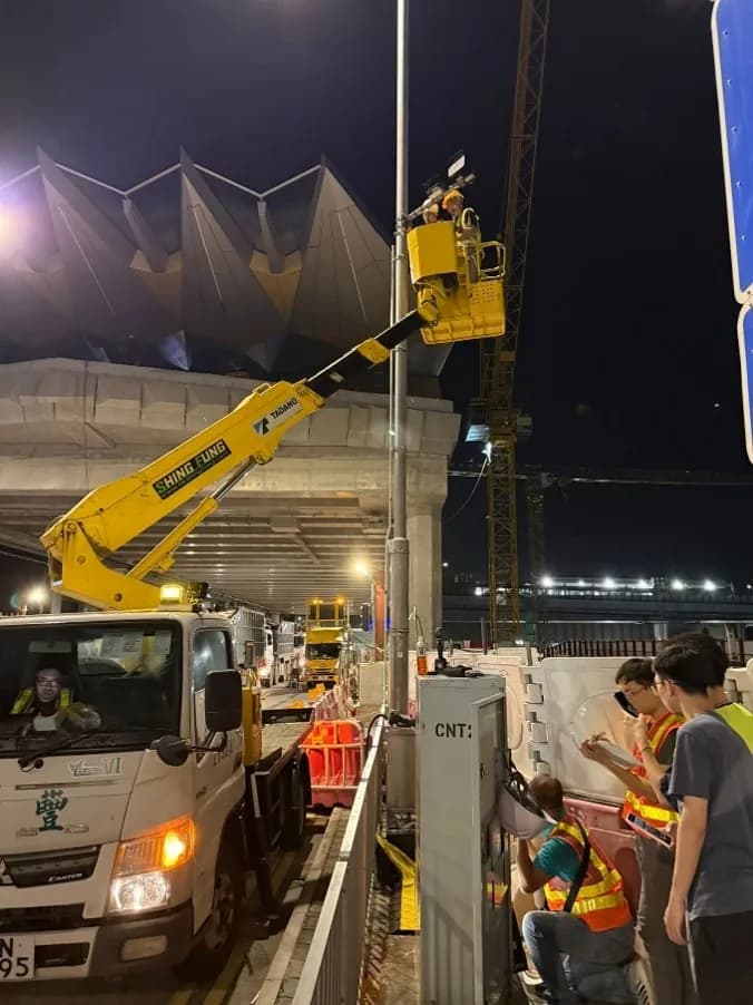 技術人員夜間使用升降台安裝機場 V2X 設備