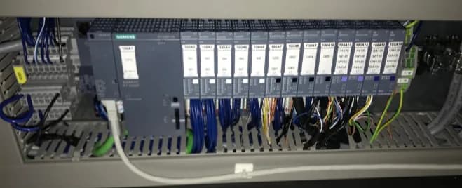 生產線控制櫃內的 PLC 模組及現場接線
