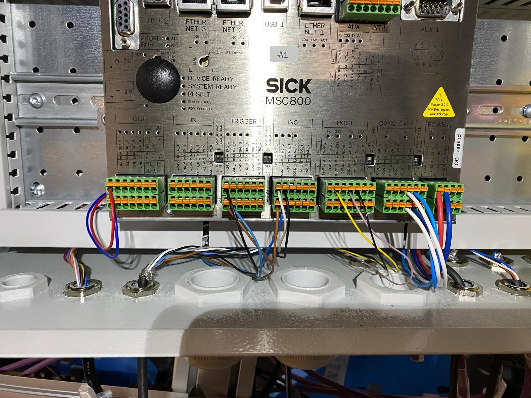 行李掃描器的 SICK MSC800 控制器及接線