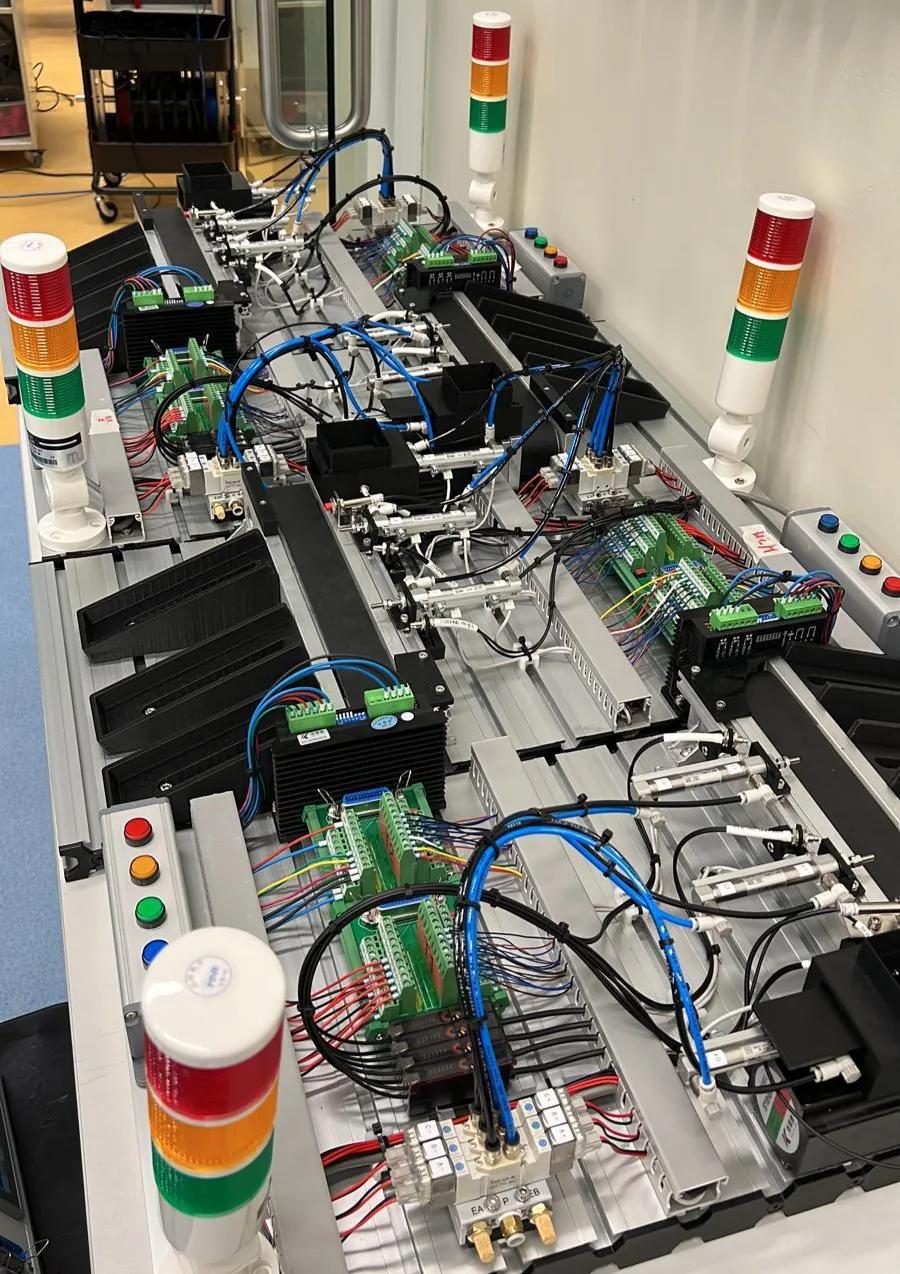 設有 PLC 模組及訊號燈的兩套機電一體化培訓設備
