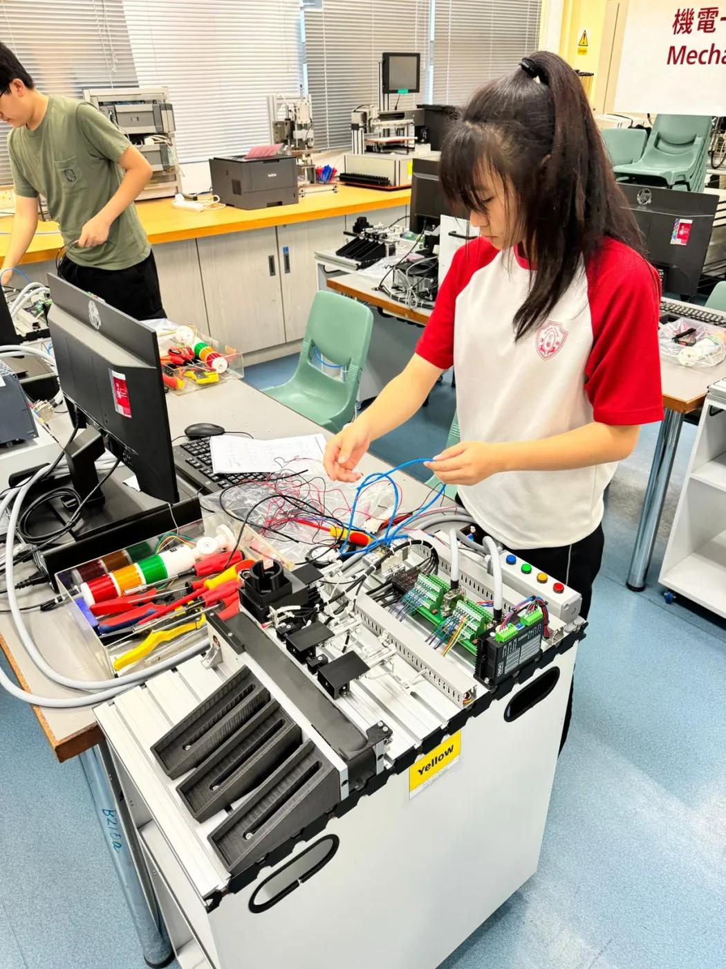 學生為青少年技能競賽組裝機電一體化設備