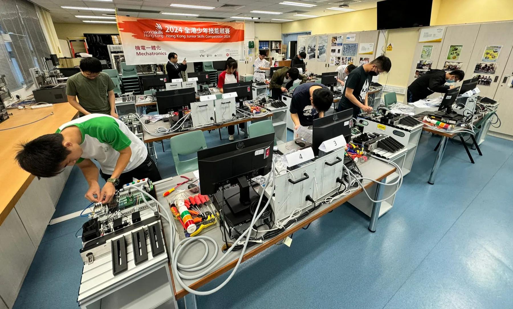 學生及導師一同製作機電一體化競賽設備