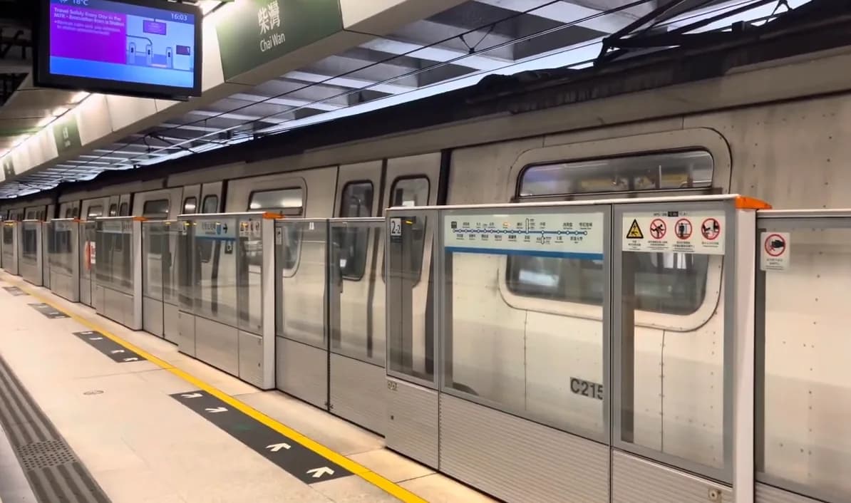 港鐵列車停靠月台幕門