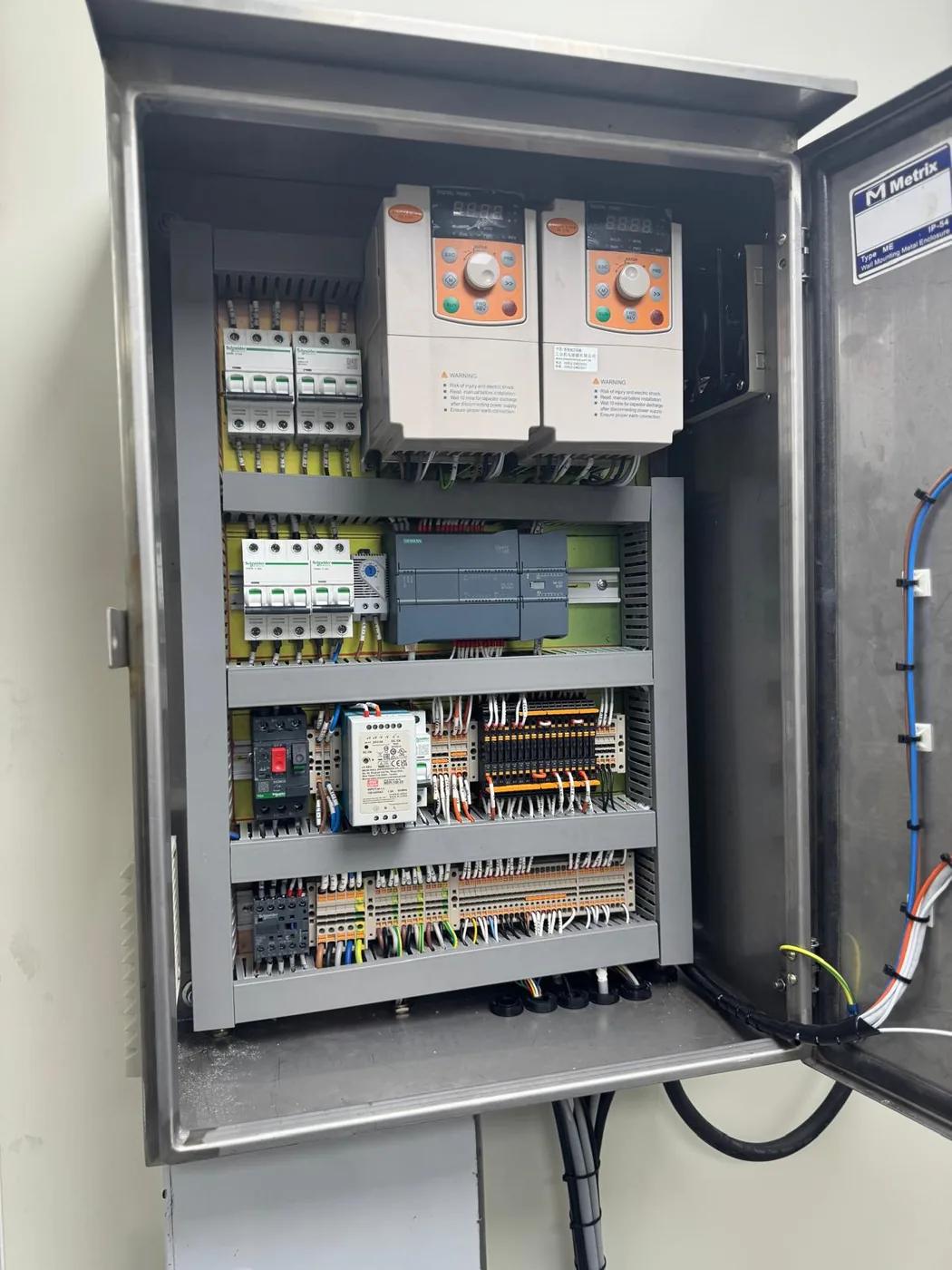 CIP 控制櫃內的 PLC、繼電器及變頻器