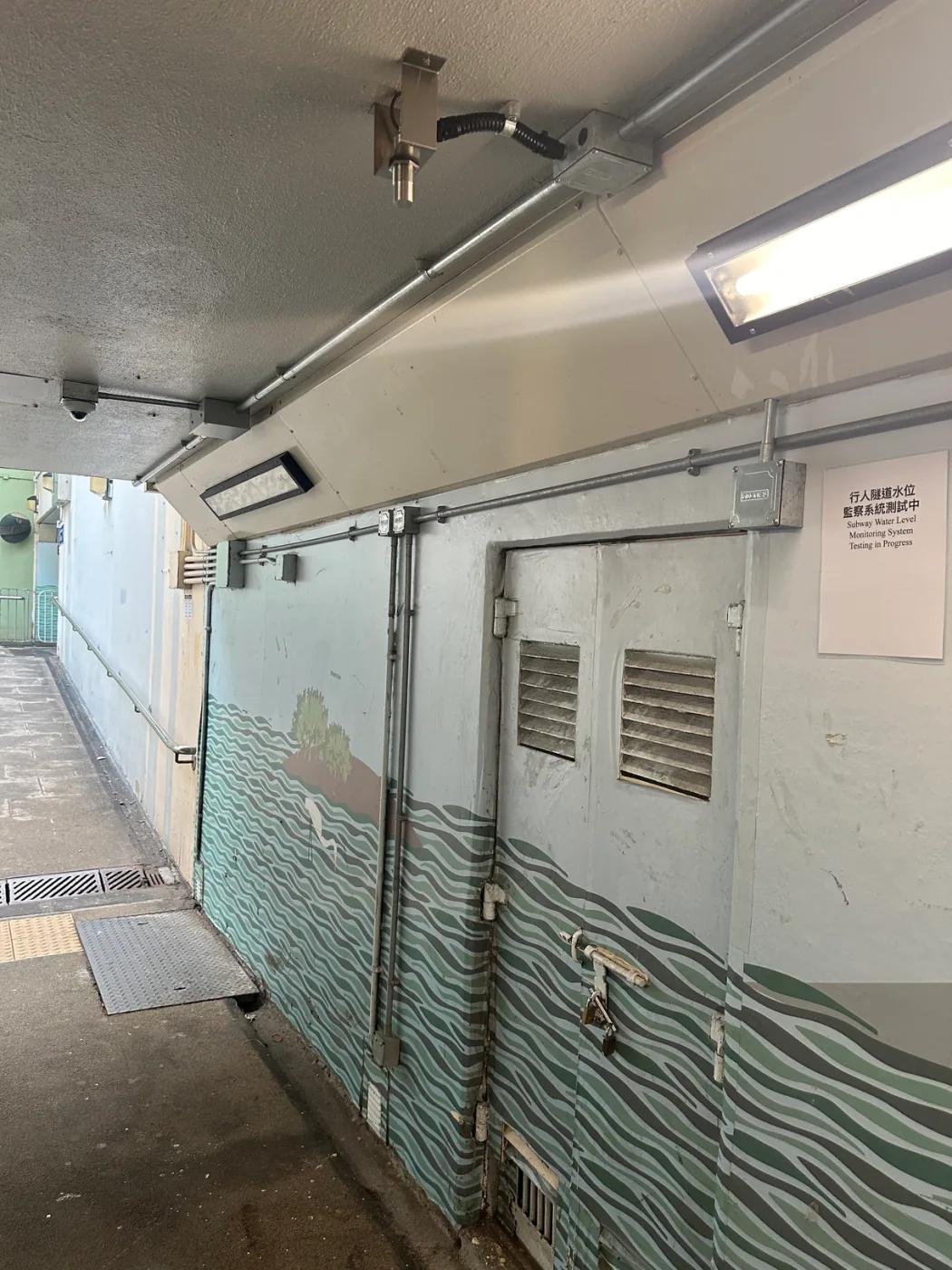 沿隧道走廊安裝的水浸監測設備