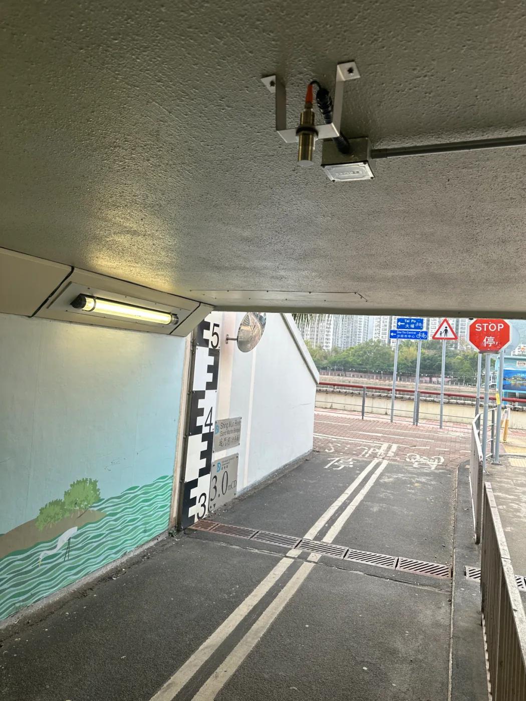 監察隧道出口的鏡頭及水浸感應器