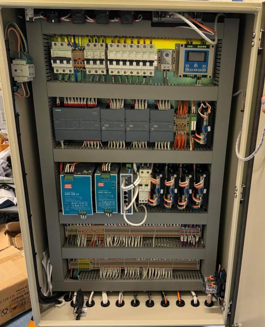 智能標籤生產線控制櫃內的 PLC、驅動器及接線