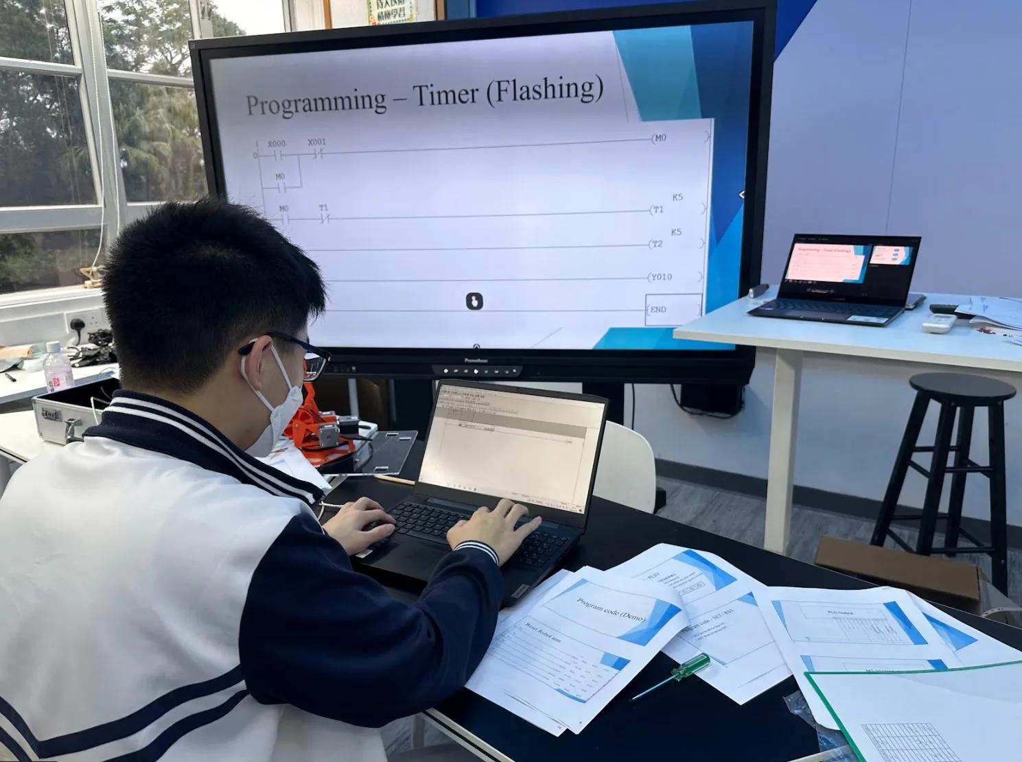 學生在 PLC 培訓中編寫閃燈計時器程式