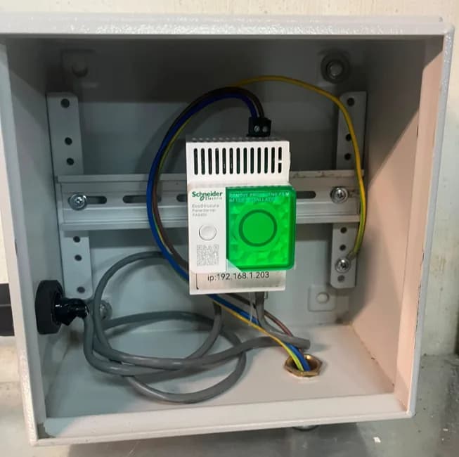 小型電氣箱內的施耐德無線能源感應器