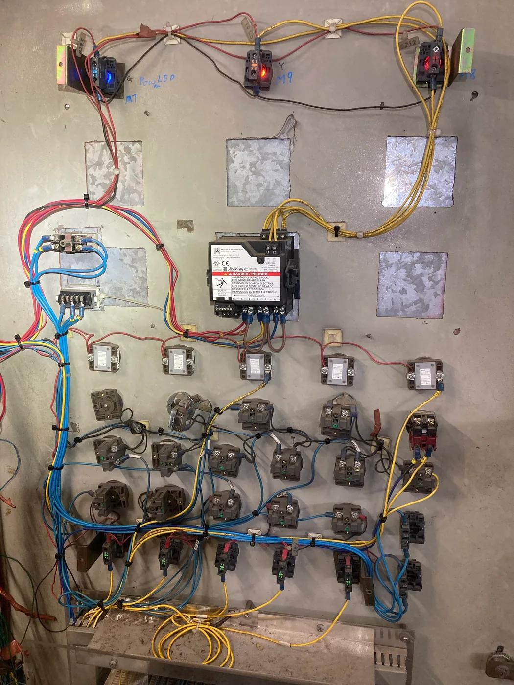 舊有控制板底板上的繼電器、端子及接線