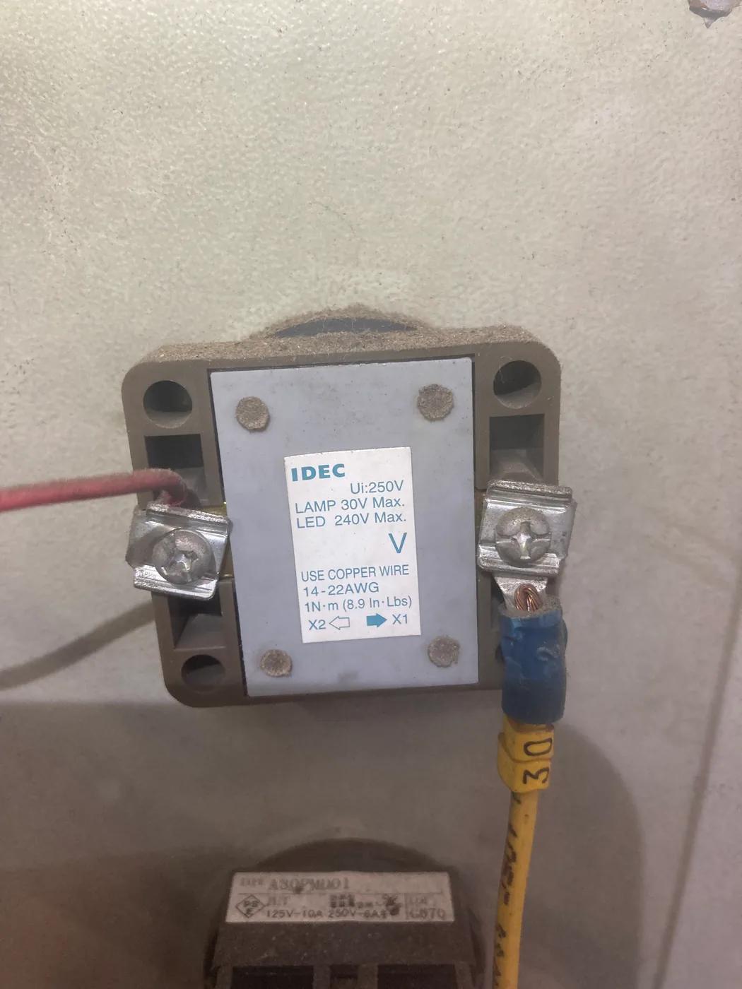 安裝於輸送帶控制櫃內的電氣感應組件