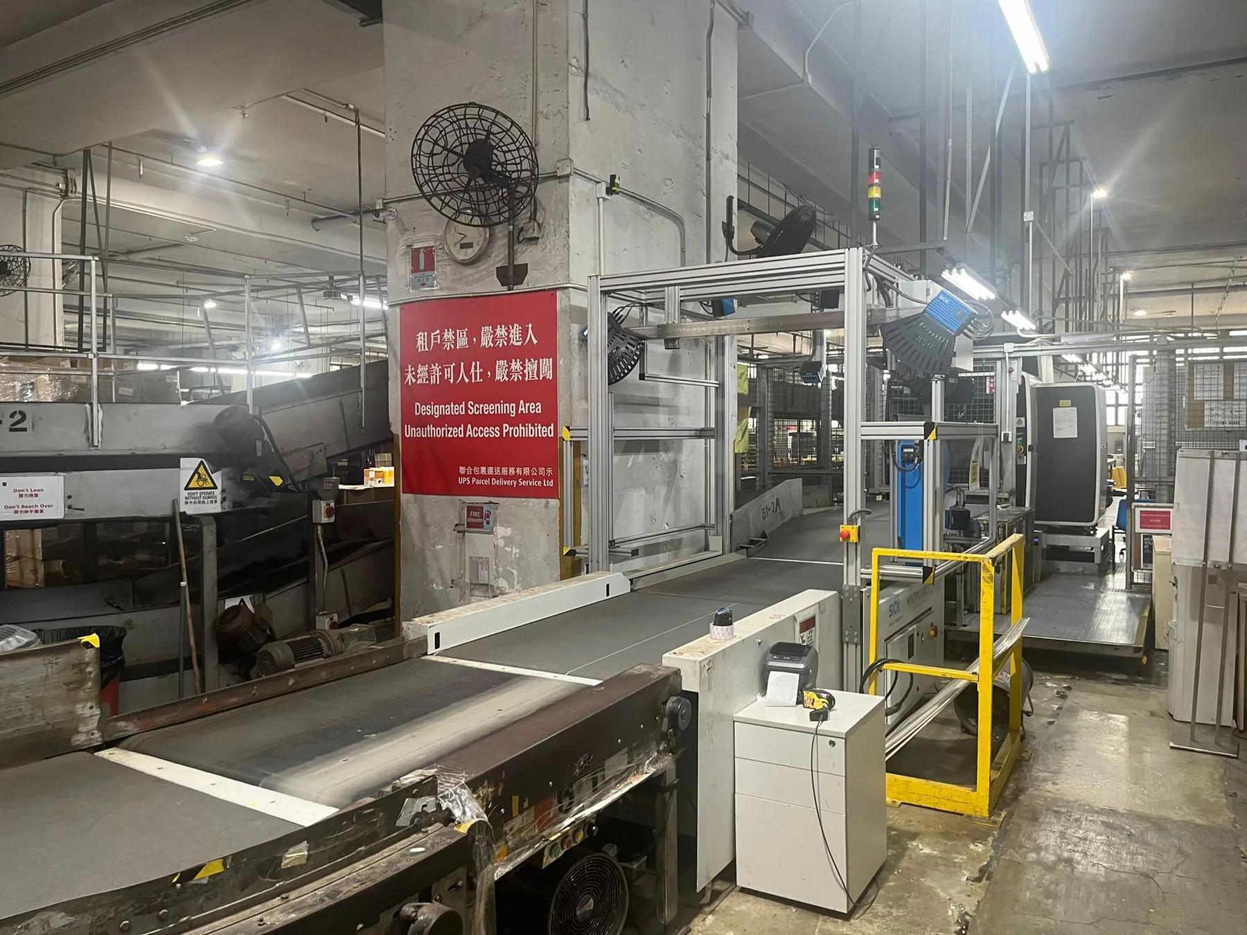 設有操作安全告示的輸送分揀機