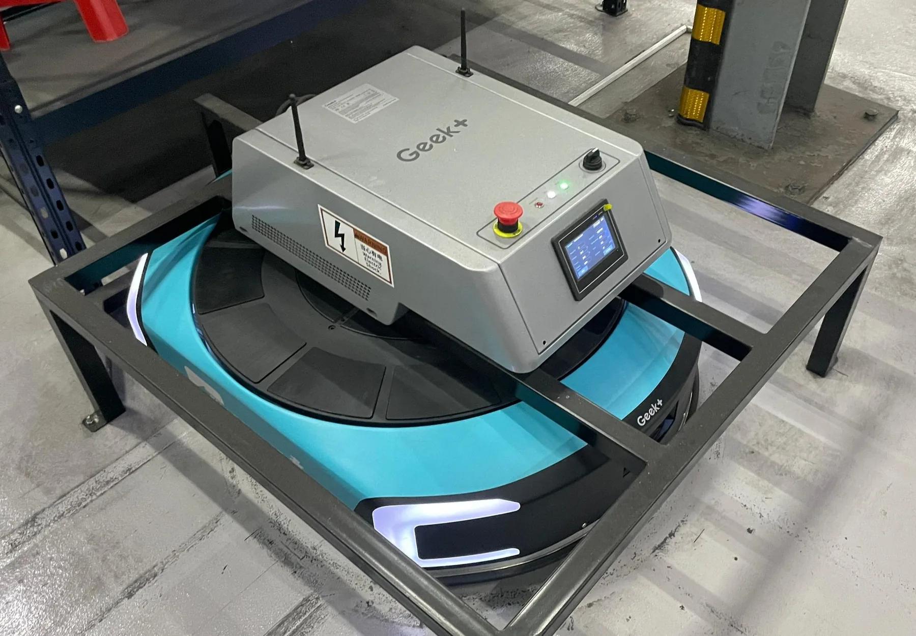 停放於維修及充電平台上的倉庫機械人