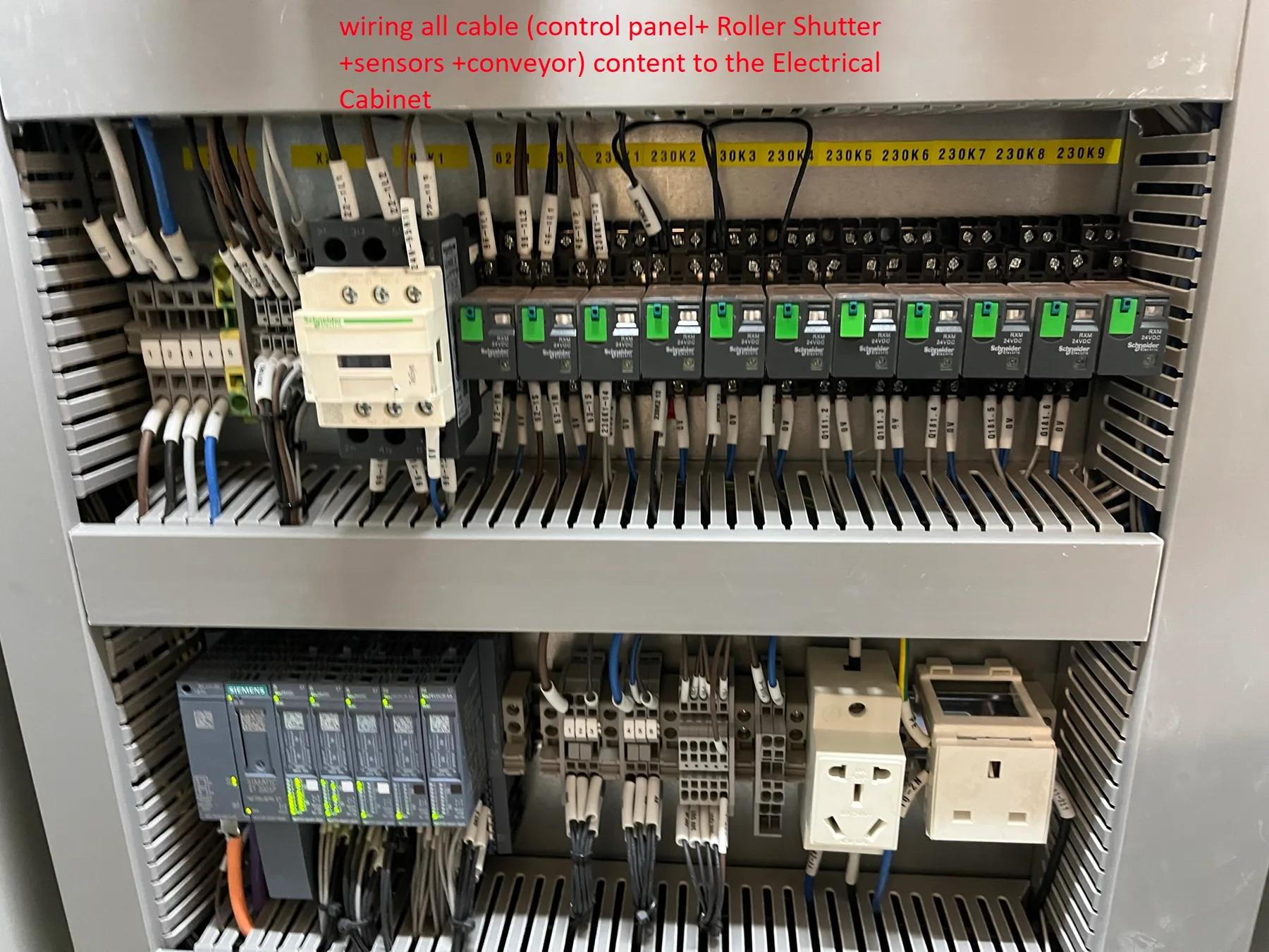 輸送帶控制櫃內的 PLC、繼電器及端子