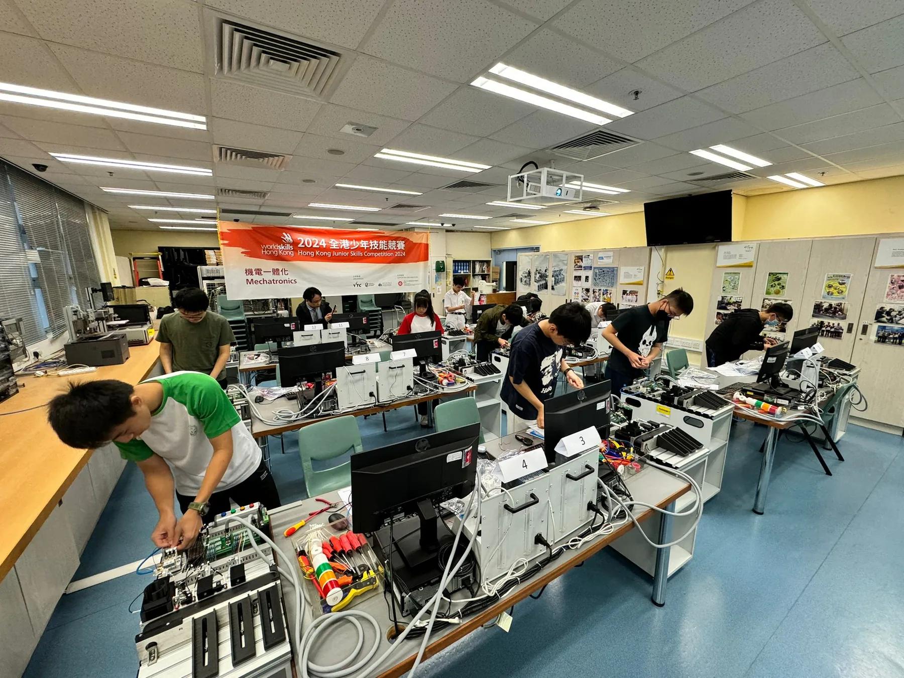 學生參加 2024 全港少年技能競賽機電一體化項目