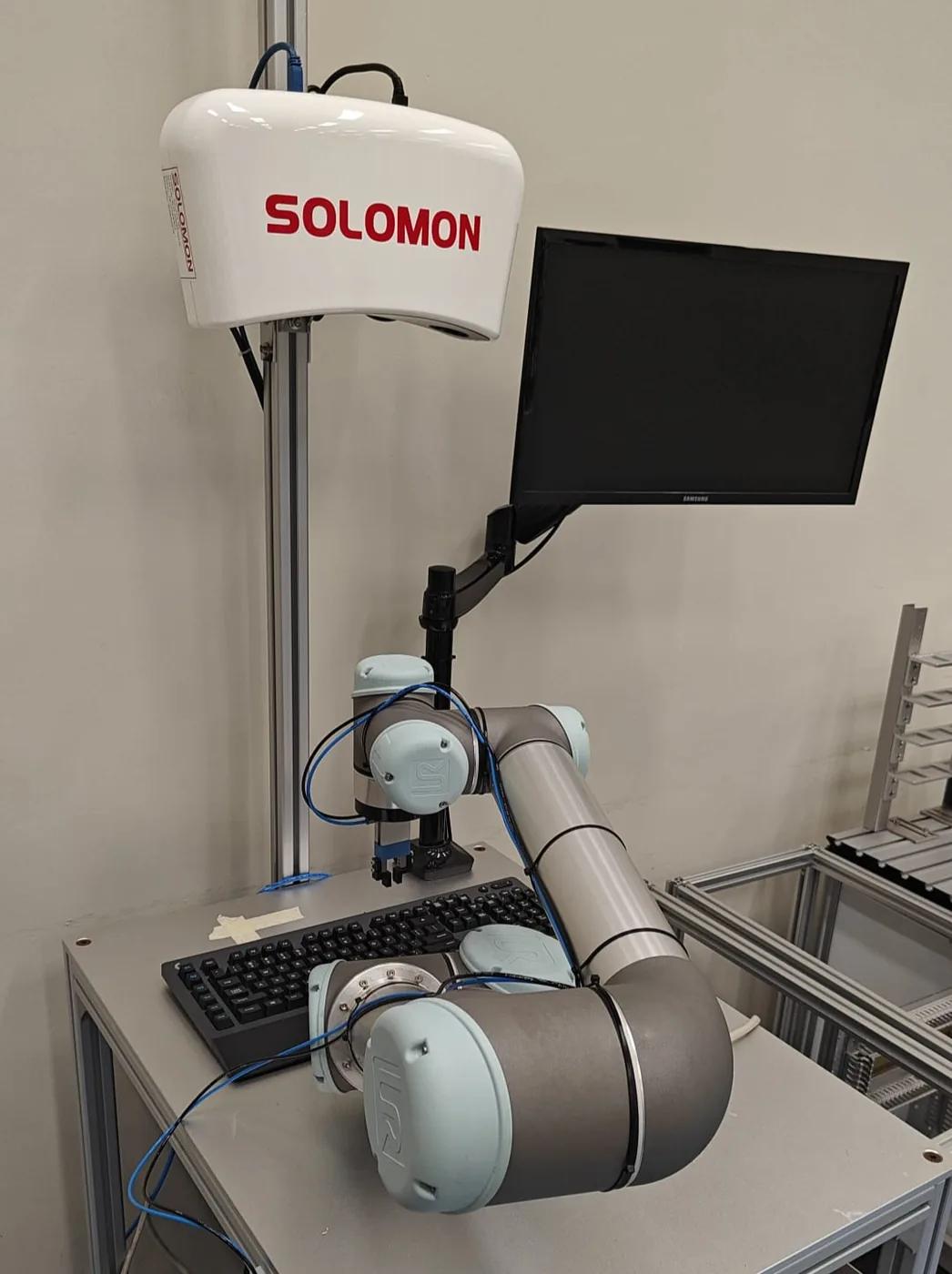 青衣 IVE 的 UR 協作機械臂及 Solomon 三維視覺鏡頭