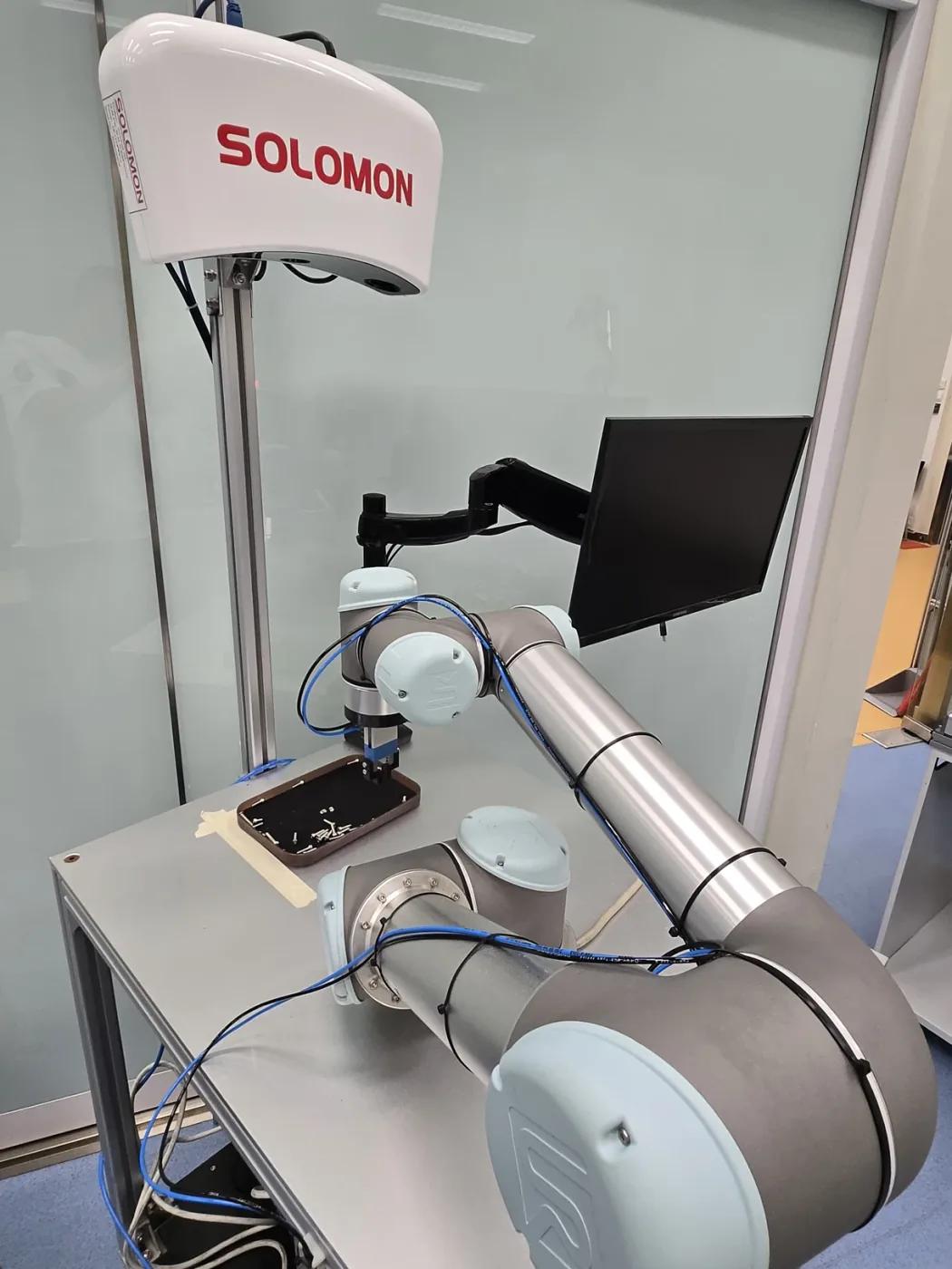 UR 機械臂及三維視覺檢測工作站的側面