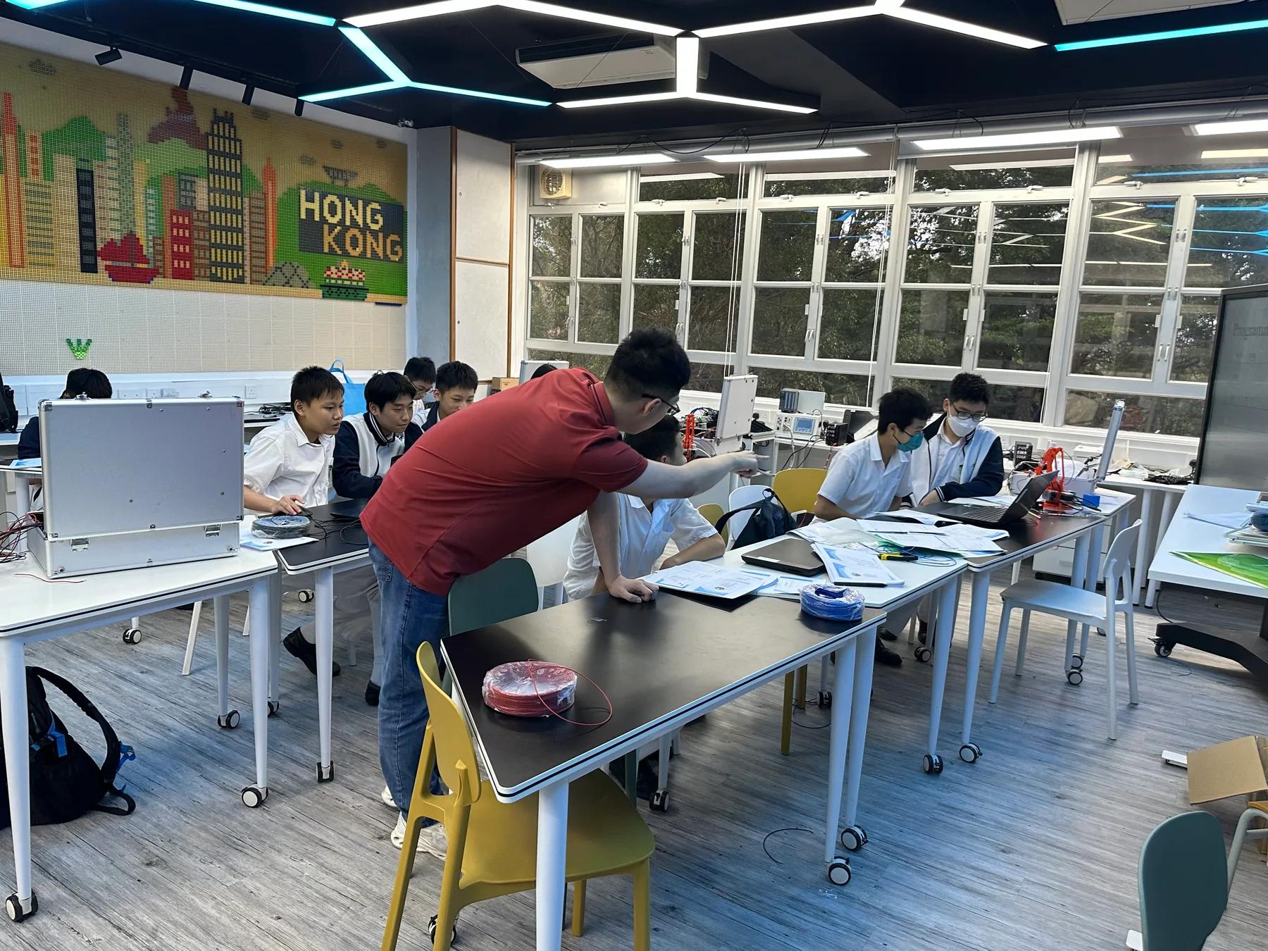 學生在課室使用自動化培訓箱實習