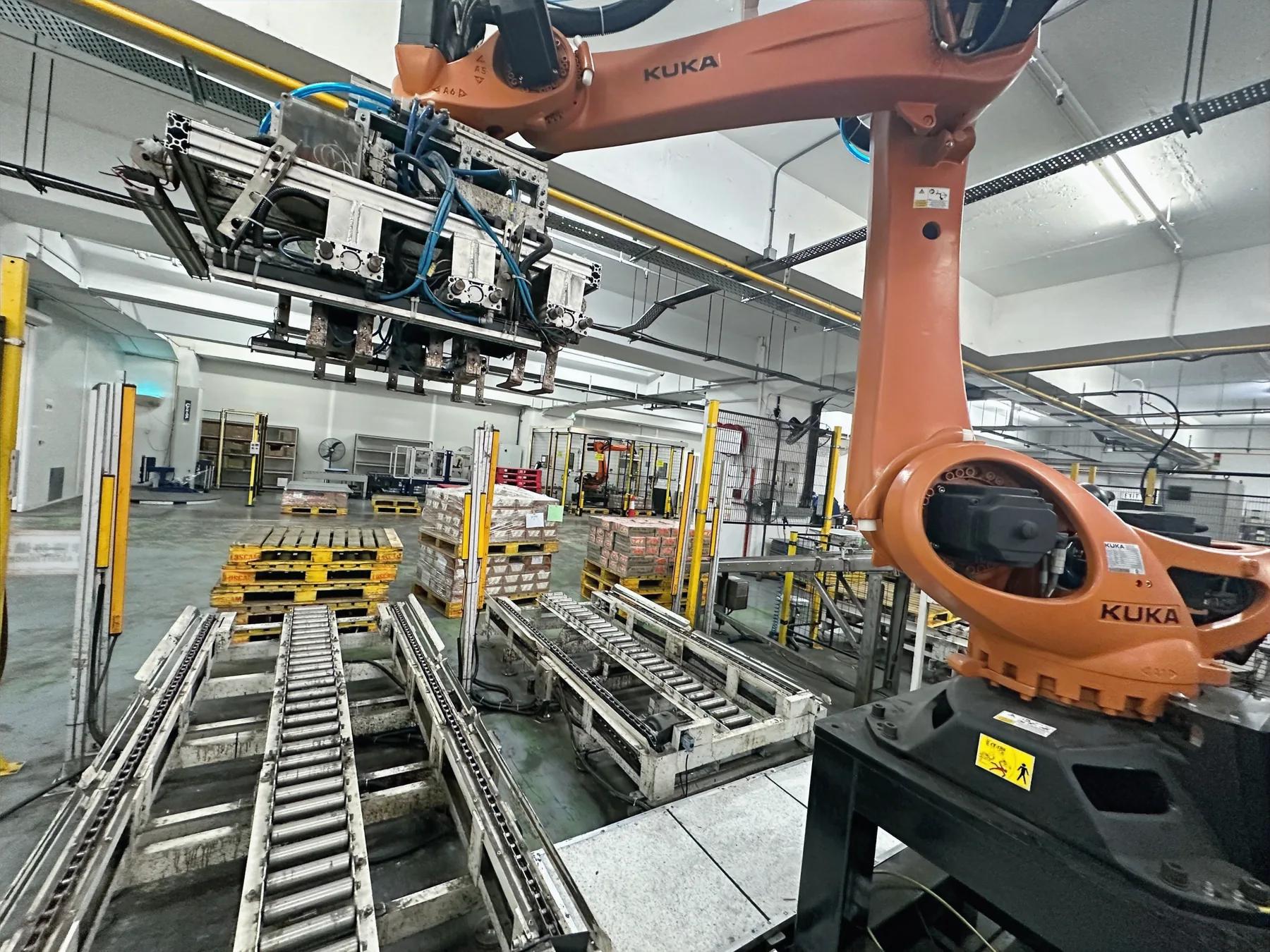 包裝線上的 KUKA 機械臂及輸送設備