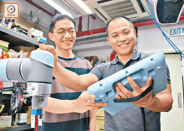 IVE 工程畢業生在舊新聞圖片中展示工程組件