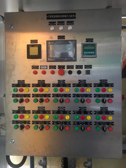 動物廢料堆肥流程的 HMI 控制櫃及指示燈