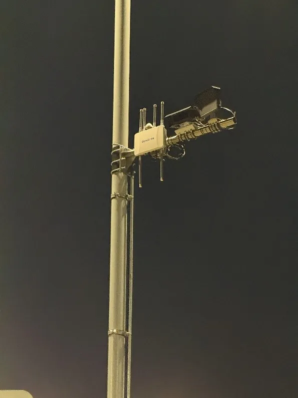 夜間安裝於路邊燈柱上的 V2X 天線及感應設備