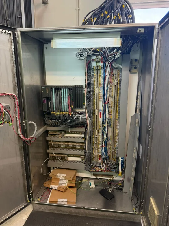 設有 PLC 設備及現場接線的大型自動化控制櫃