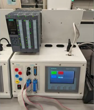 設有 PLC 及觸控屏幕的機電一體化培訓台
