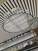 商場內的弧形天花燈光裝置
