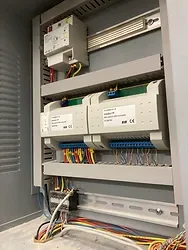 電氣箱內的照明控制模組及接線