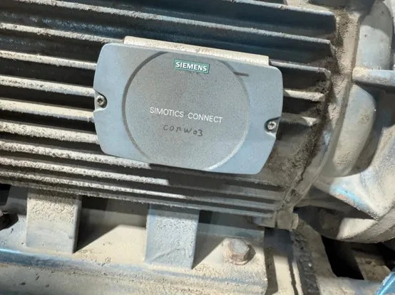 安裝於工業馬達上的 Siemens SIMOTICS CONNECT 400 感測器