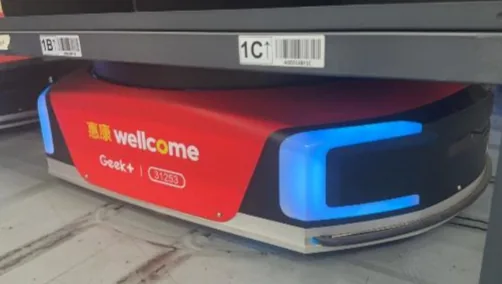 搬運惠康品牌設備的 Geek+ 倉庫機械人