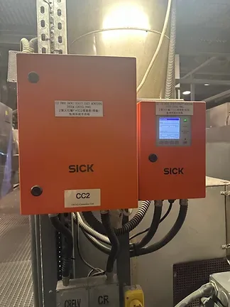 火葬場內設有本地顯示屏的紅色 SICK 控制箱