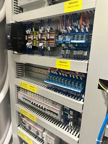 升級控制櫃內的配電及控制組件