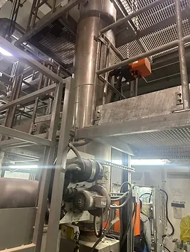 火葬場內的排氣管道、摩打及流程設備